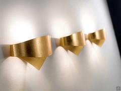 Linfa Wandleuchter aus Metall in Blattgold