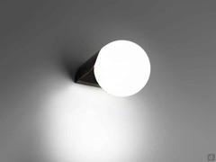 Dew-Minimal-Lampe in der Version als Wandleuchte aus mattschwarz lackiertem Metall