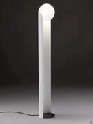 Dew minimal Stehleuchte mit schwarzem Marquina Marmorsockel und kontrastierendem mattweißem Metallgestell