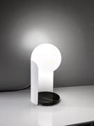 Minimalistische Lampe mit Sockel aus Tau-Marmor, Tischversion mit mattweißem Metallgestell