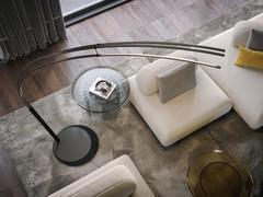 Leuchte Speed mit dreiteiliger Struktur aus Stielen, die wiederum mit einem integrierten LED-Beleuchtungssystem ausgestattet sind.