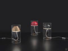 LED-Tischleuchte mit direktem Licht Medusa von Oluce, erhältlich mit internem Metalldiffusor in den Farben Gold, Rot oder Schwarz