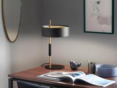 Originelle Lampe im Vintage-Design von 1953 von Oluce, in der klassischen Ausführung aus schwarzem Metall / satiniertem Gold.