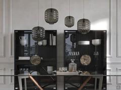 Pendelversion der Akari-Lampe, hier in einem modernen Wohnzimmer in Kombination mit einem Tisch und einem Highboard