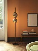 Stehleuchte Superluna mit individuell gestalteter Diffusor aus satiniertem Messingmetall