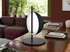 Tischversion der Leuchte Superluna mit verstellbarem Lampenschirm in Form einer halbkugelförmigen Kuppel in mattem Schwarz (RAL 9005)