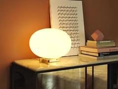 Lampe Alba in Tischausführung mit Sockel aus satiniertem Messingmetall. Auch in Kombination mit Design-Sideboards verwendbar.