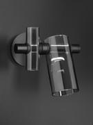 Die Dancing Glass Wandleuchte stellt eine Variante des ursprünglichen Designs dar, die die Einsatzmöglichkeiten in verschiedenen Wohnumgebungen erweitert