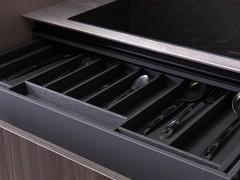 Detail der Schublade mit 90 cm Besteckeinsatz