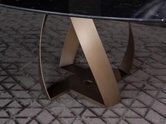 Detail des Tischsockels mit ineinander verschlungenen Metallbändern 
