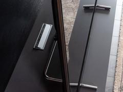 Ansicht von oben auf den Sound-Sockel mit TV-Ständer, mit rechteckiger Tülle.