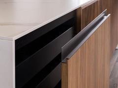 Detailansicht der Griffmulde aus lackiertem Metall in Mokka Shine