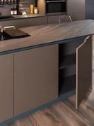 Detail der offenen Tür und der Innenseite eines Inselsockels