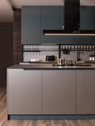 Vorderansicht der Kochinsel mit linearer Komposition im Hintergrund