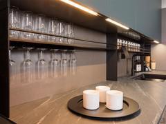 In den Boden der Hängeschränke integrierte LED-Leuchten und modulare Zubehörschränke aus brüniertem Metall mit Becherhaltern, Tablet-Haltern und Haken 