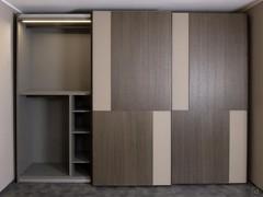 Blick in das Innere des linken Fachs, das mit einer Trennwand mit Hängerohr und seitlichen Einlegeböden ausgestattet ist, zusätzliches Hängerohr am Deckel angebracht 