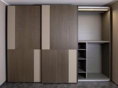 Blick auf die Innenausstattung des rechten Moduls: Trennwand mit Hängerohr und seitlichen Einlegeböden und zusätzlichem Hängerohr auf dem Deckel 