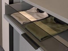 Detail der Glasfront der ersten Schublade 