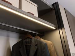 Detail des Regals mit LED-Leiste im mittleren Fach