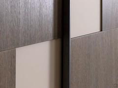 Detail des Türabschlusses und integrierter Griff in voller Höhe