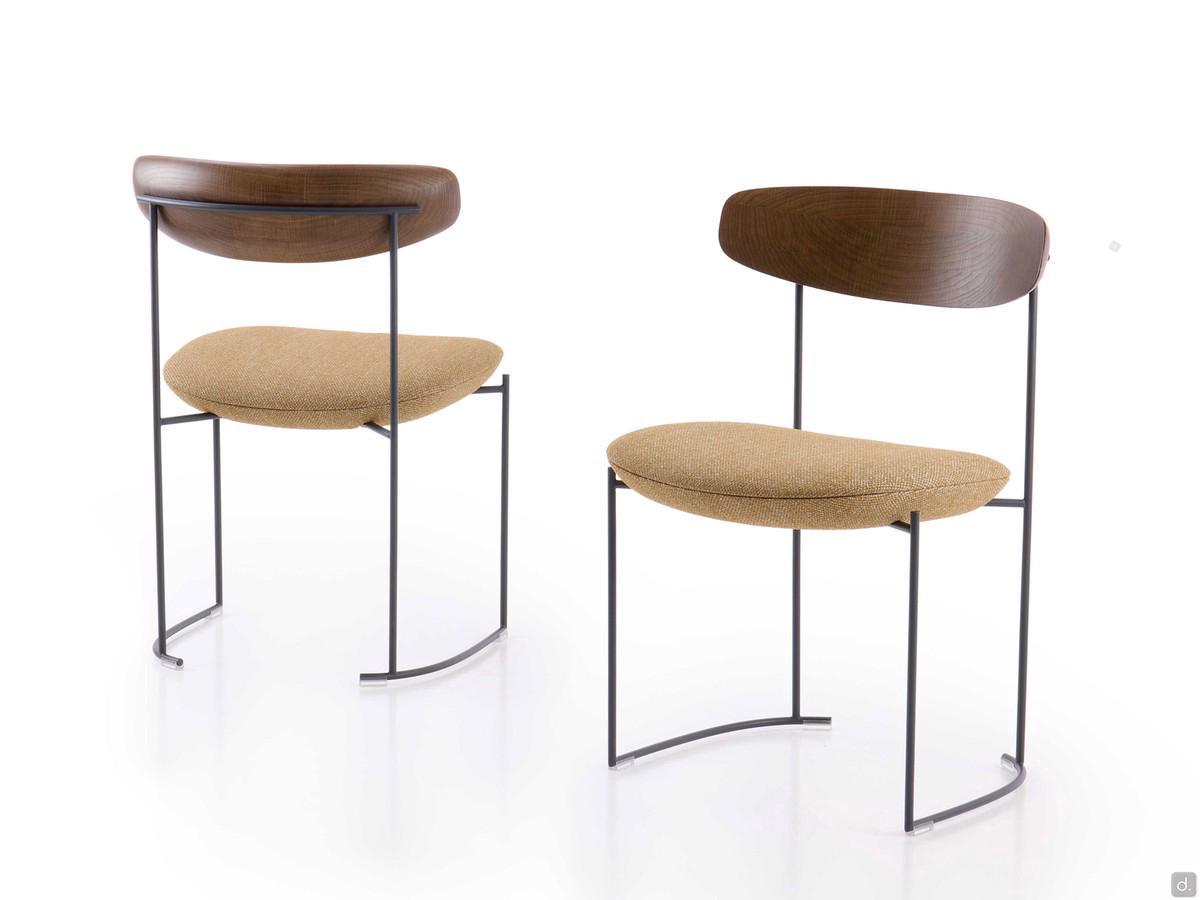 Audrey Outlet Chair mit anthrazitfarbenem Metallgestell, Rückenlehne aus massiver, nussbaumfarben gebeizter Esche, kombiniert mit Andros-Stoffsitz