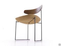 Die Ansicht von unten zeigt die röhrenförmige Metallstruktur, die in die Sitzschale "eingebettet" ist.