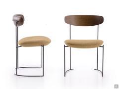 Vorder- und Seitenansicht des Audrey Outlet Chair, die seine perfekten Proportionen hervorheben