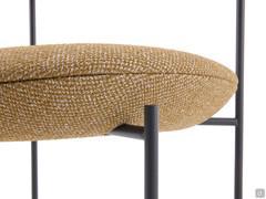 Detail der mit Stoff bezogenen Sitzschale