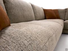 Detailansicht der großzügigen Sitzflächen des Sofas Clive Outlet