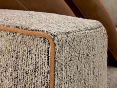 Detailansicht des Chenille-Bezugs mit kontrastierender Keder Verzierung des Sofas Clive Outlet