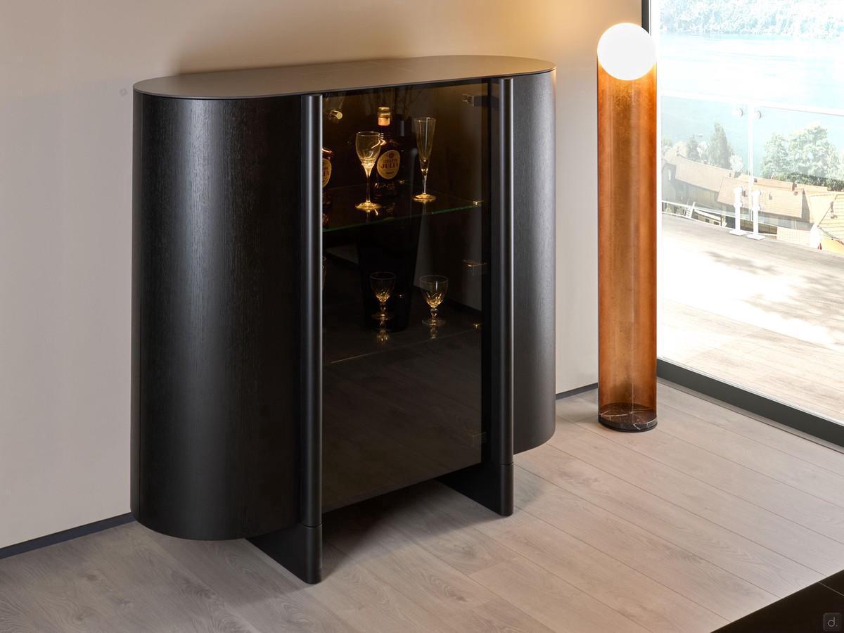 Buffetschrank Dafne aus Buchholz mit zentraler Glastür