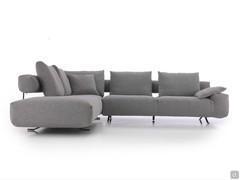 Shirley-Outlet-Sofa, das sich durch seine offene Rückenlehne auszeichnet: eine hängende Rückenlehne, die von einem Metallrahmen getragen wird, mit losen Kissen