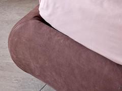 Detail des gepolsterten Bettrahmens, bezogen mit genarbtem Nubukleder.