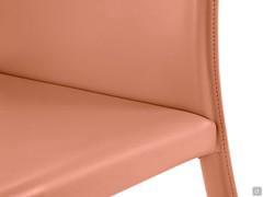 Detail der Verbindung zwischen Sitz und Rückenlehne des Denali-Outlet-Stuhls, der komplett mit Leder bezogen ist