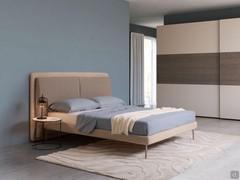 Taylor Outlet: elegantes gepolstertes Doppelbett mit hohem und breitem Kopfteil, bestehend aus einer Rückwand und zwei aufgesetzten Kissen