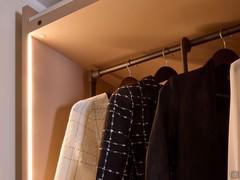 Detailansicht der in die Seitenwand eingelassenen LED-Leiste und des Auszugshelfers