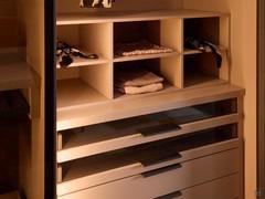 Detailansicht der Schubladen und des Hemdenrasters