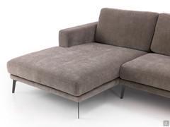 Detail der bedeutenden Abmessungen der 162 cm tiefen Chaiselongue