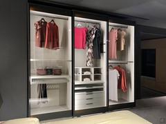Schrank mit transparenten Glasschiebetüren und Metallrahmen Boutique Player 02 Outlet