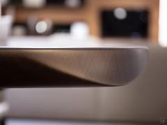 Detailansicht der abgerundeten Unterkante aus MDF-Holz, lackiert in Brushed Bronze