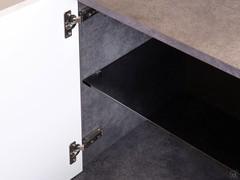 Blick ins Innere des Sideboards Aikido Outlet: Jeder Fachraum ist durch eine graue, transparente Glasablage in zwei Hälften geteilt.