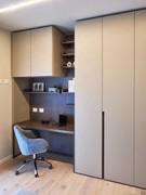 Der Arbeitsbereich nutzt den vorhandenen Platz optimal aus: Auf dem Schreibtisch steht eine 61,2 cm tiefe, Wide Oberschrank (wie der Schrank) und die Rückwand ist mit zahlreichen, zur Rückwand passenden Holzregalen ausgestattet - Kundenfoto