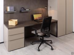 Wide, moderner Schreibtisch mit Schubladen, Platte aus old kupfer Furnier, matt lackierte Schubladen aus Jute und Gestell aus mokka shine, lackiertem Metall