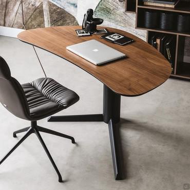 Designer Schreibtisch mit geformter Platte in Holzessenz Malibu von Cattelan mit geschwungenen Linien