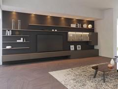 Schrankwand mit TV-Fach, Vitrine und unterschiedlich langen Regalen