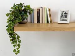 Detailbild des Regalbrettes aus Asteiche