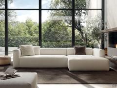 Modernes, modulares Schlafsofa Elvis mit niedriger Rückenlehne und tiefer Sitzfläche, hier mit Chaiselongue