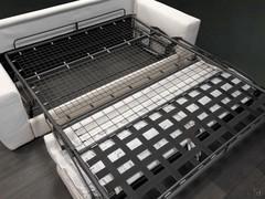 Detailansicht des Mechanismus mit elektrogeschweißtem Metallgitter und elastischen Gurten im Bereich der geschlossenen Sofasitzfläche