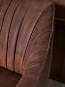 Detail der leichten Falten auf jedem Bezug des Sessels und des Sofas Blossom