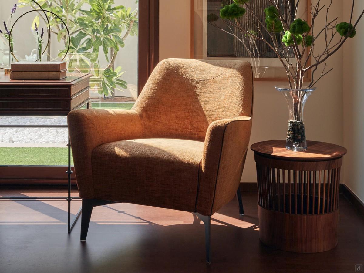 Eleganter Loungesessel Lynn, hier mit glatter Stoffbespannung vorgeschlagen